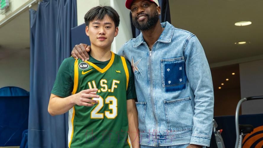 韦德来到现场观看赵维伦比赛，并在赛后交流合影