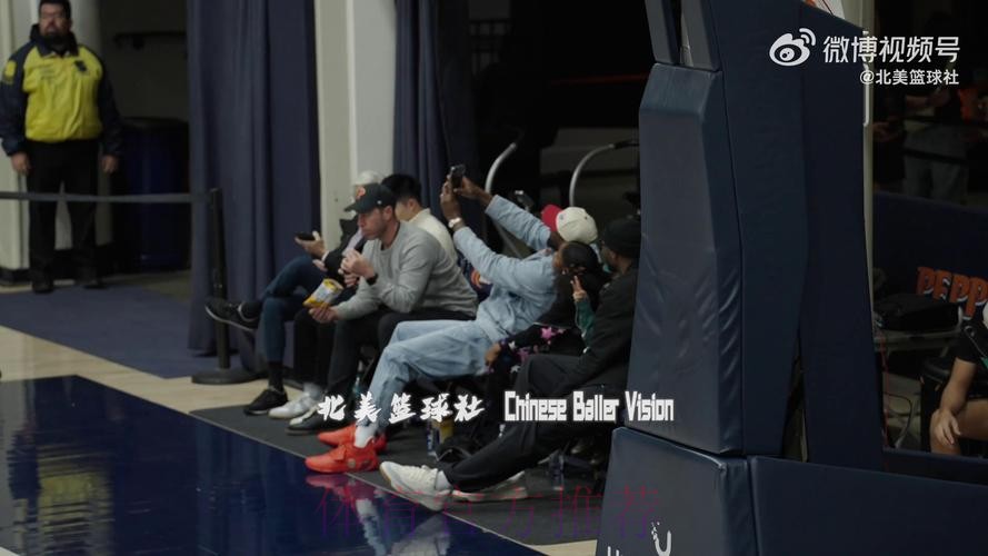 韦德来到现场观看赵维伦比赛，并在赛后交流合影