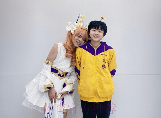 今天是梓墨22岁生日，WB发文：漫天的金色雨都在为你加冕